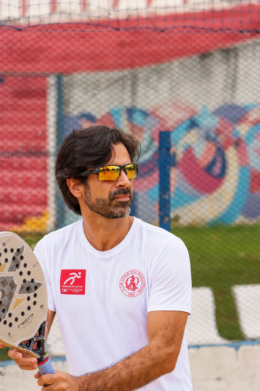 Gustavo Prado com uma raquete de Beach Tennis na quadra